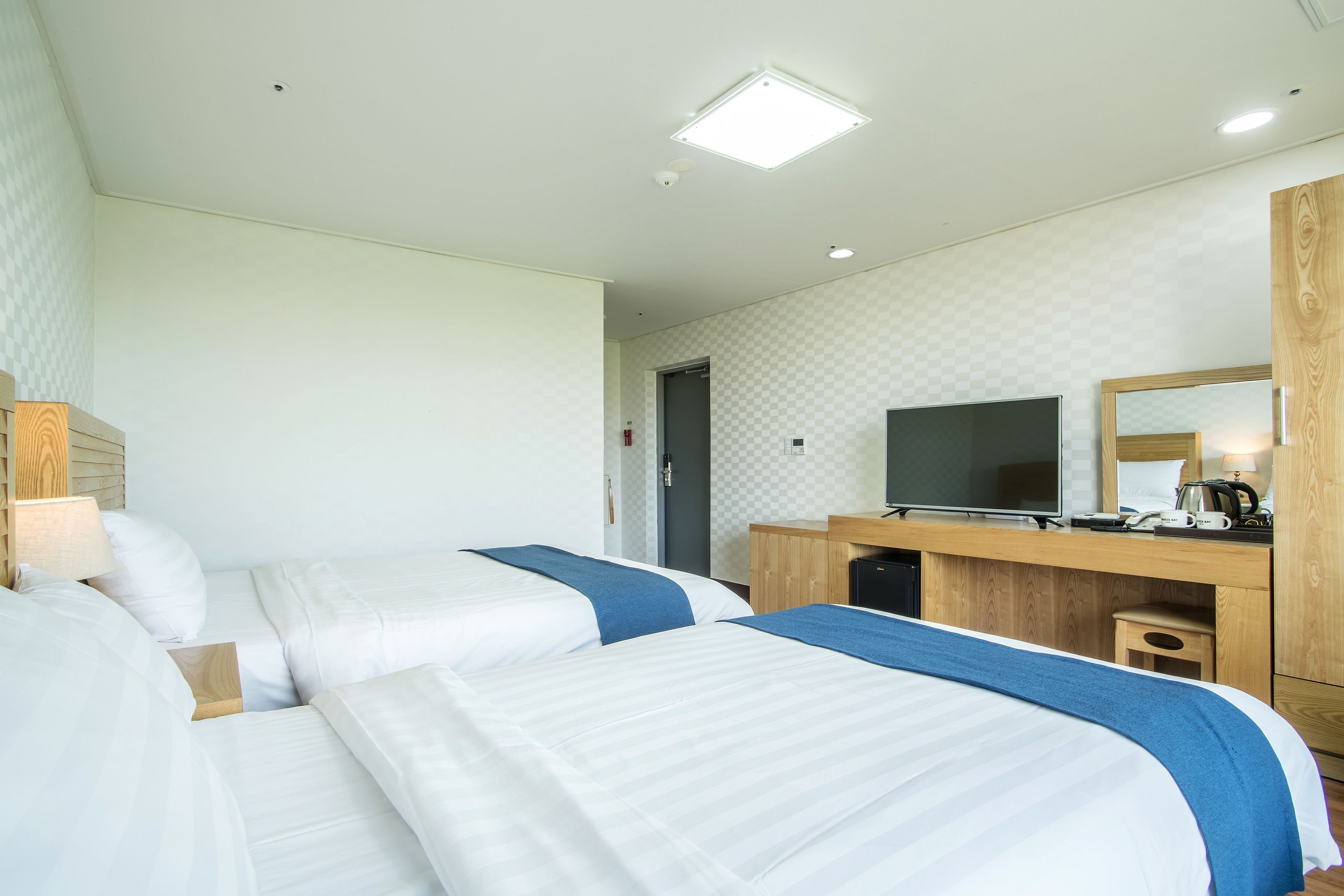 superior room | 1 bedroom, individually decorated, individually furnished