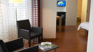 Zimmersafe, Schreibtisch, schallisolierte Zimmer, Bügeleisen/Bügelbrett