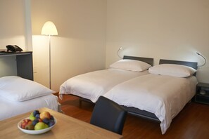 In-room safe, desk, soundproofing, iron/ironing board - Congress Apartments by Hotel du Commerce (Basel)