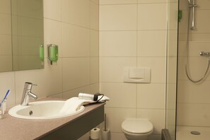 Douche, sèche-cheveux, serviettes fournies