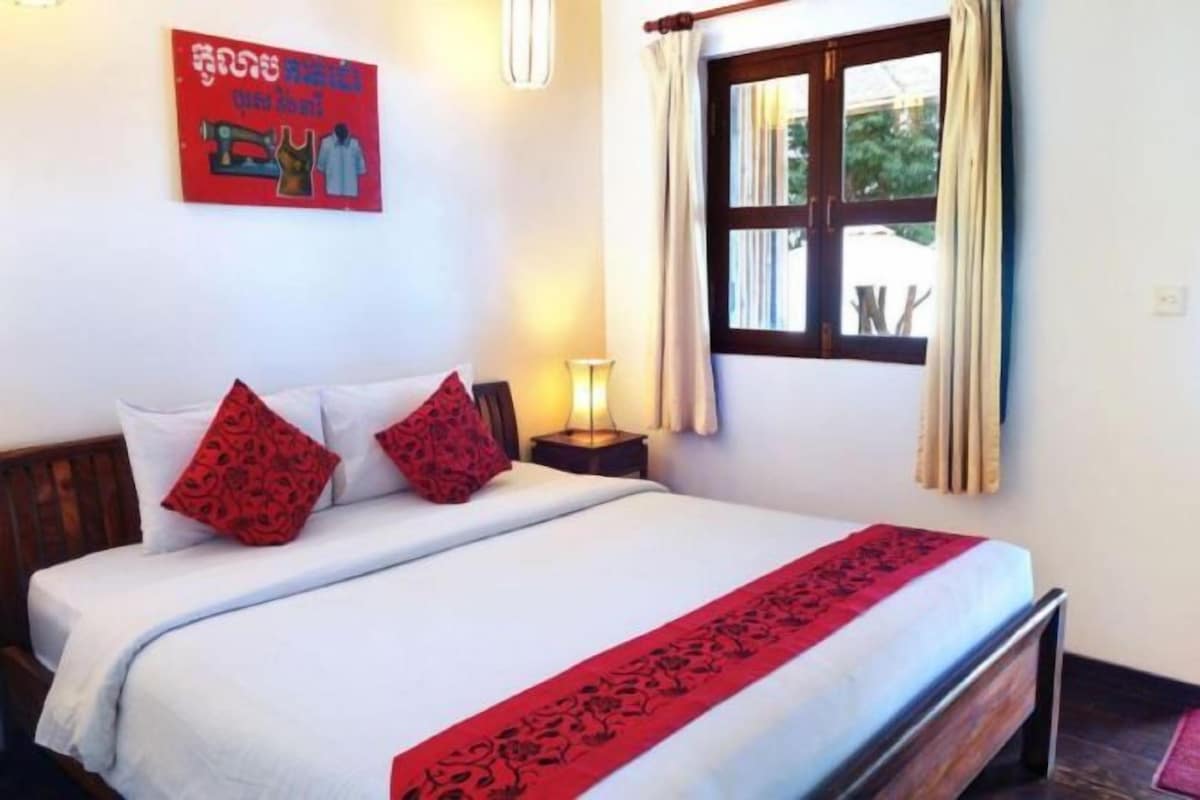 Premium bedding, minibar, in-room safe, bed sheets
