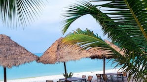 Private beach, white sand, beach shuttle, sun loungers - Sok San Beach Resort (Koh Rong)