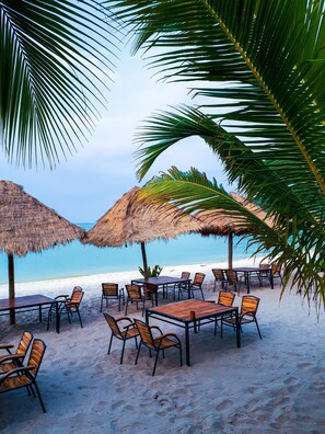 Private beach, white sand, beach shuttle, sun-loungers - Sok San Beach Resort (Koh Rong)