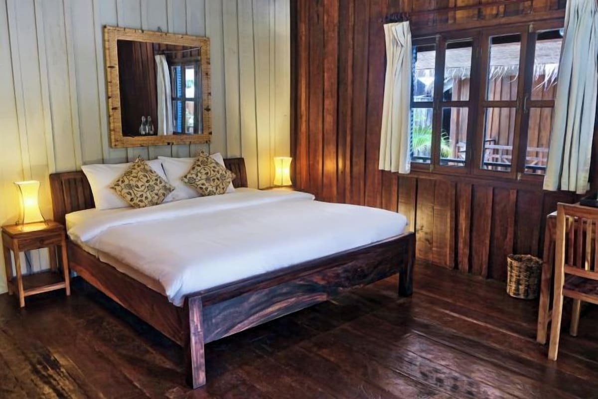 Premium bedding, minibar, in-room safe, bed sheets