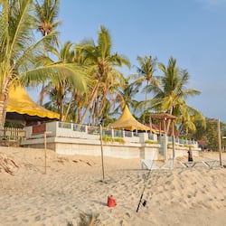 Na praia, areia branca