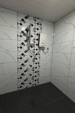Premium Family Superior | Bathroom | Shower, free toiletries, towels, soap - Corrie Chalet Pantai Cenang Langkawi (Langkawi)