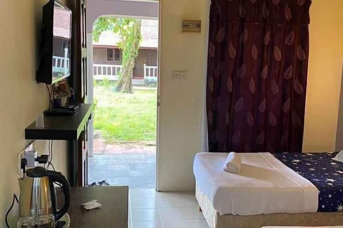 Minibar, fer et planche Ă repasser