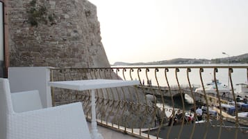 Deluxe Suite, Jetted Tub | Balcony