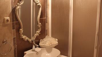 Deluxe Room | Bathroom | Free toiletries, hair dryer, slippers, towels