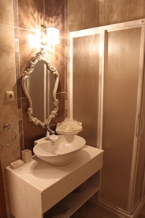 Deluxe Room | Bathroom | Free toiletries, hair dryer, slippers, towels - Huri & Nuri Hotel (Foça)