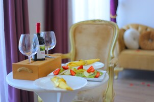 Deluxe Suite, Jetted Tub | Minibar, blackout drapes, rollaway beds, free WiFi