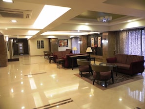 Lobby - Hotel Reeva Regency (Rahata)