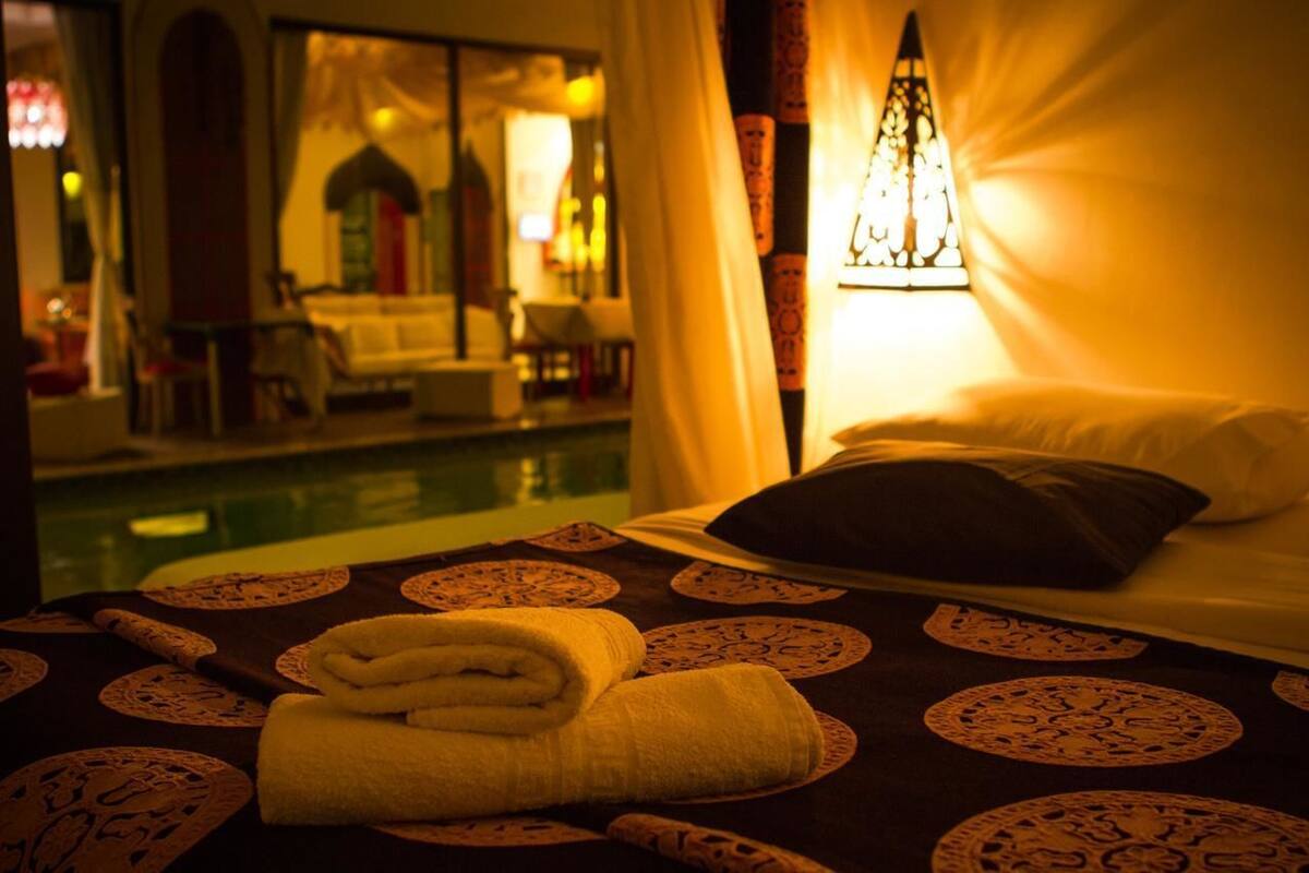 Superior Oasis Pool View | Két bảo mật tại phòng, bàn, màn/rèm cản sáng 