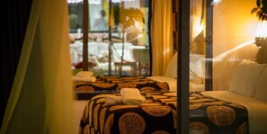 Superior Oasis Pool View | Két bảo mật tại phòng, bàn, màn/rèm cản sáng 
