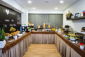 Desayuno buffet diario (EUR 10 por persona)