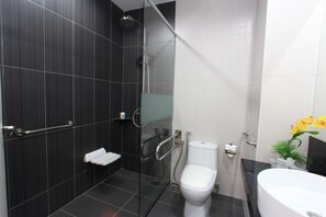 Tomannsrom – deluxe | Bad | Dusj, hårføner og håndklær