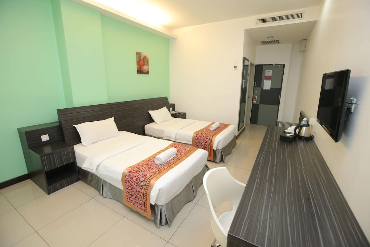 Deluxe Twin Room | Peti besi dalam bilik, meja, seterika/papan seterika, Wi-fi percuma