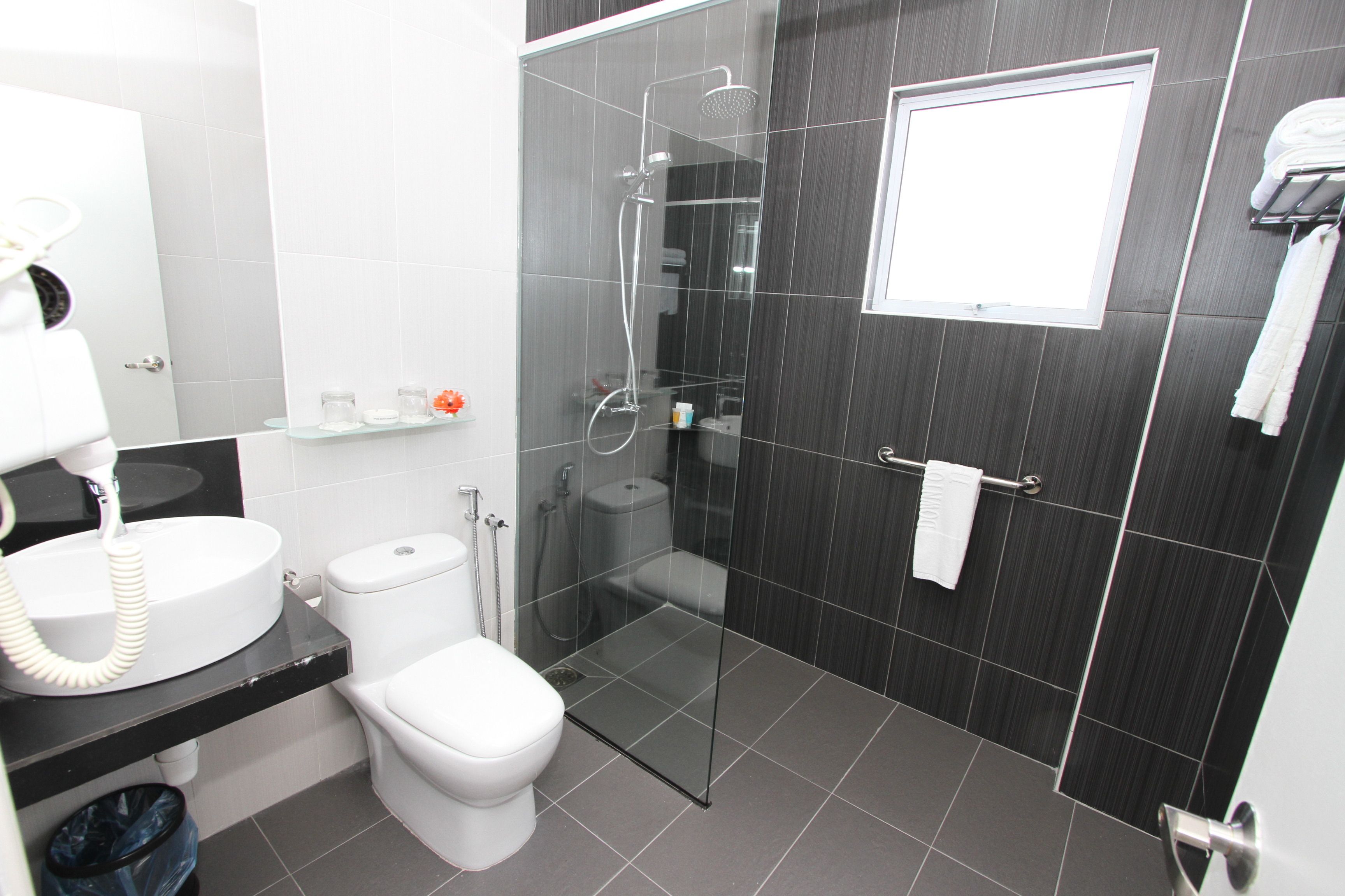 Family Room | Bathroom | Shower, hair dryer, towels