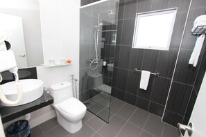 Habitación familiar | Baño | Ducha, secador de pelo y toallas