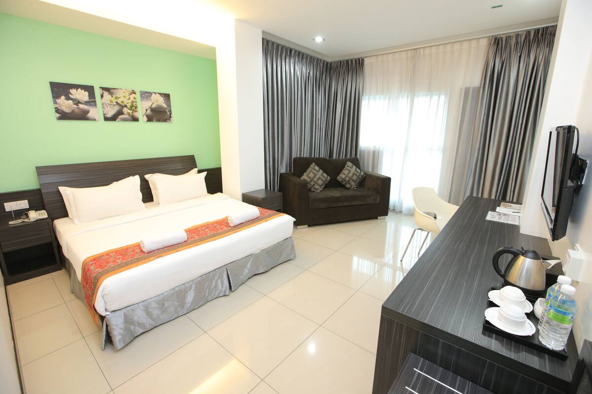 Executive Room, 1 Katil Raja (King) | Peti besi dalam bilik, meja, seterika/papan seterika, Wi-fi percuma