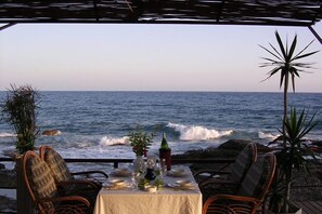 朝食、ランチ、ディナーに営業 (多国籍料理)