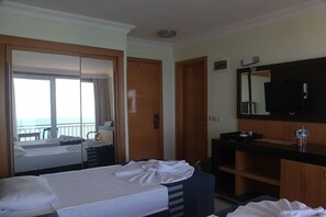 Chambre Standard double ou avec lits jumeaux, vue sur la mer | Minibar