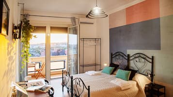 Superior-Dreibettzimmer, Balkon, Stadtblick | Italienische Bettbezüge von Frette, hochwertige Bettwaren