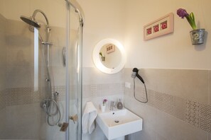 Superior Triple Room, Balcony, City View | Bathroom | Shower, rainfall showerhead, hair dryer, bidet - City Lights Rome (Rome)