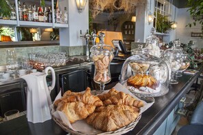 Free daily continental breakfast  - City Lights Rome (Rome)