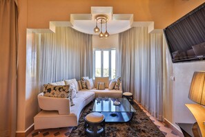 Minibar, caja fuerte, escritorio y cortinas opacas