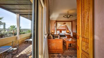 Minibar, coffres-forts dans les chambres, bureau, rideaux occultants