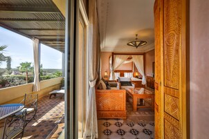 Minibar, caja de seguridad en la habitación y escritorio 