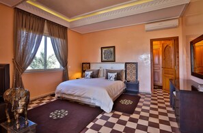 Minibar, caja fuerte, escritorio y cortinas opacas