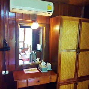 Twin room with terrace | Zona de estar | Una televisión