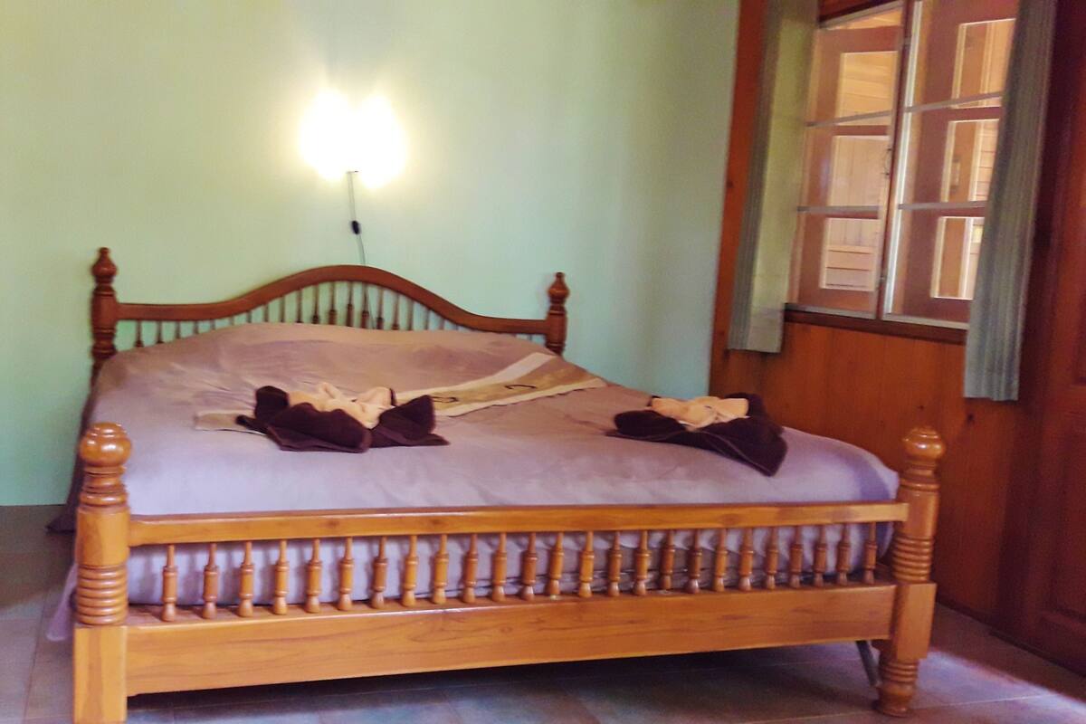 Frigobar, escrivaninha, Wi-Fi de cortesia, roupa de cama