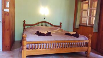 Een minibar, een bureau, gratis wifi, beddengoed