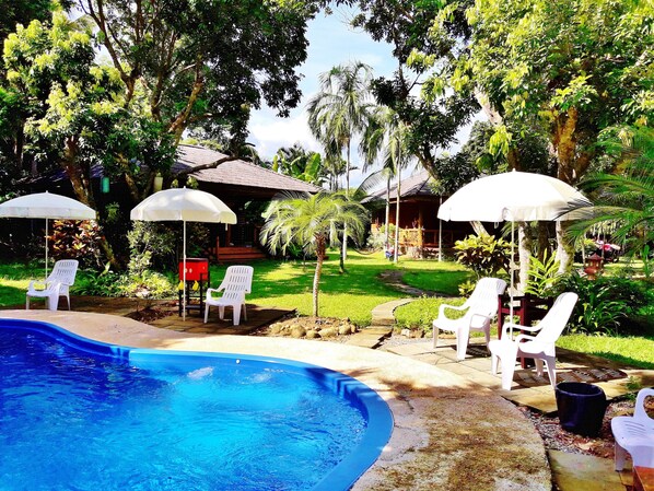 Outdoor pool, pool umbrellas, sun loungers - Huan Chiang Dao Resort (Chiang Dao)