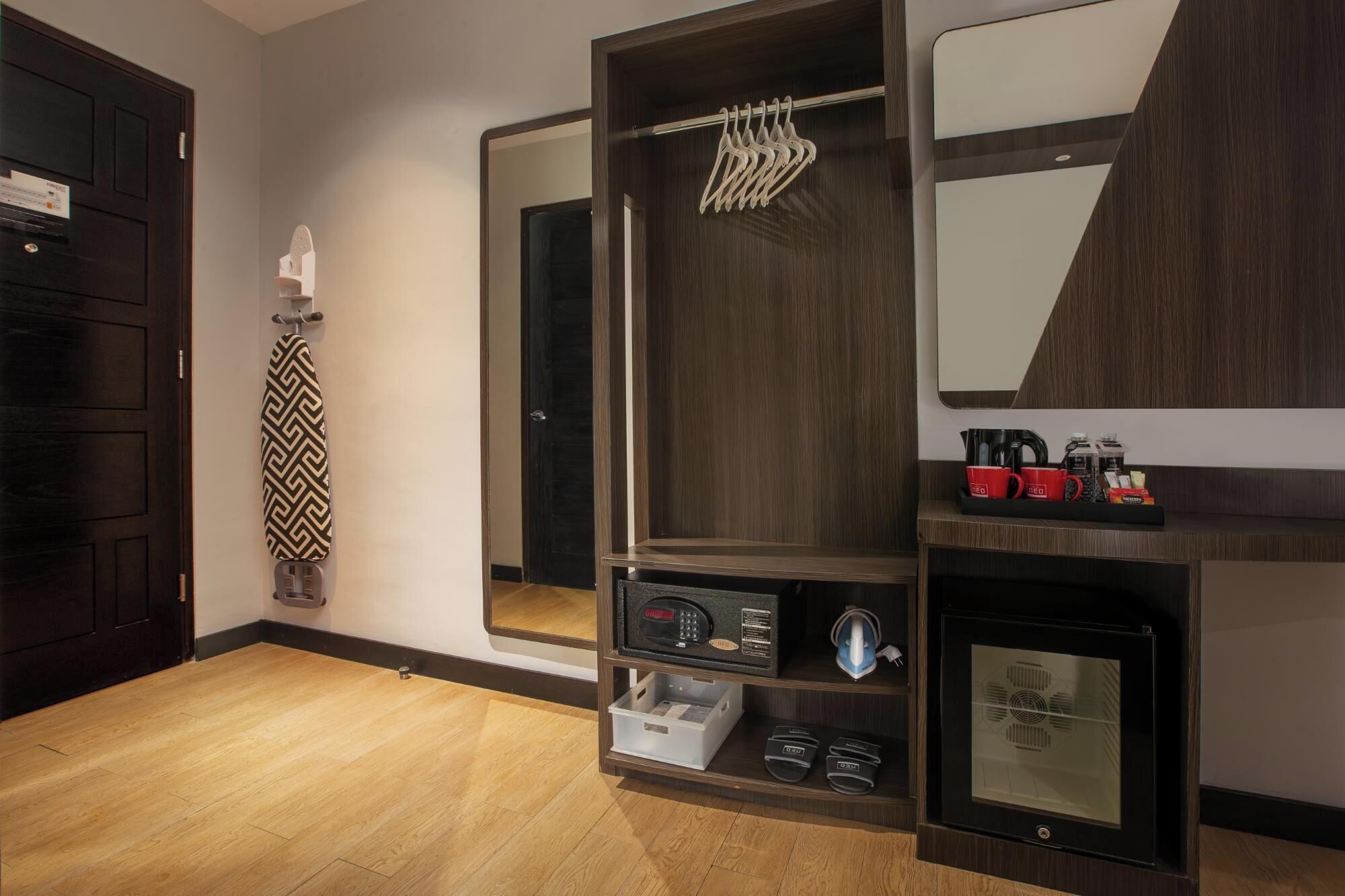 deluxe room | 1 bedroom, in-room safe, desk, laptop workspace