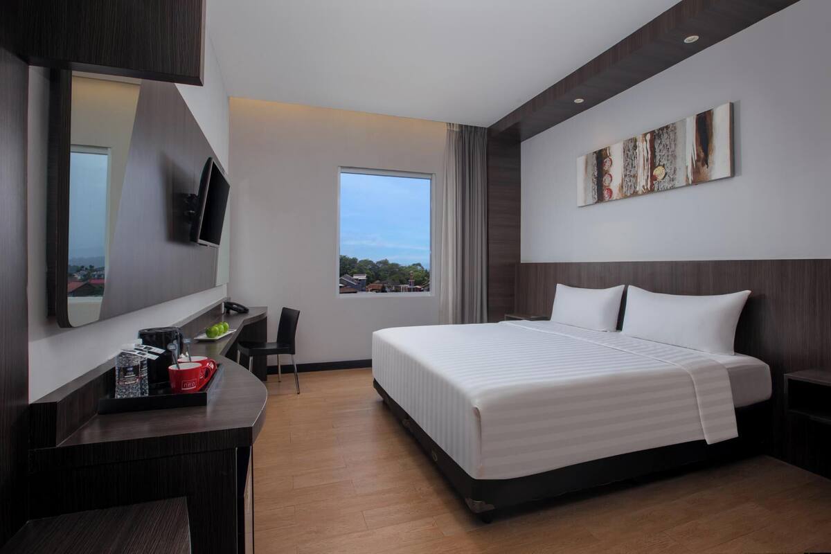 Standard Room | In-room safe, desk, laptop workspace, blackout curtains