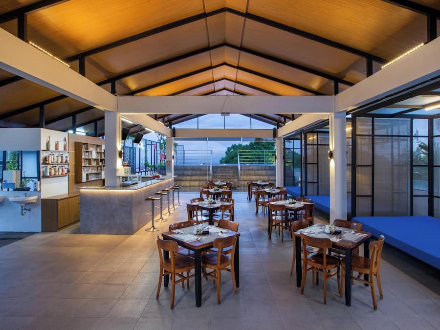 Melayani makan siang dan makan malam dengan sajian masakan lokal