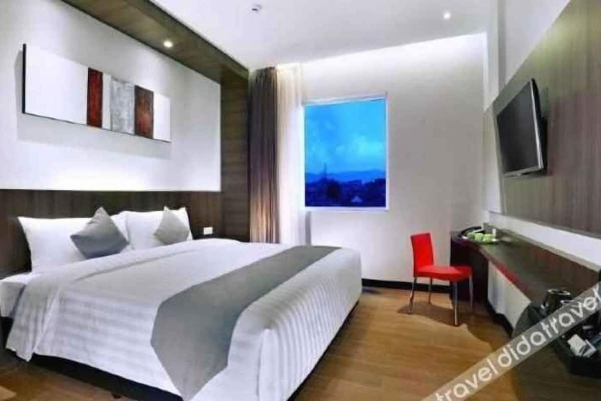 In-room safe, desk, laptop workspace, blackout curtains