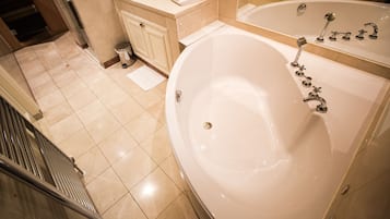 Superior Suite, Sauna | Bathroom | Free toiletries, hair dryer, towels