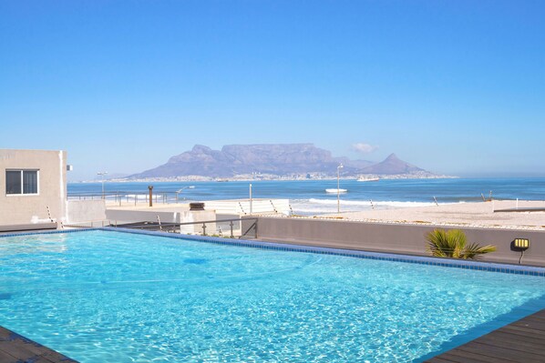 屋内プール、屋外プール、サンラウンジャー