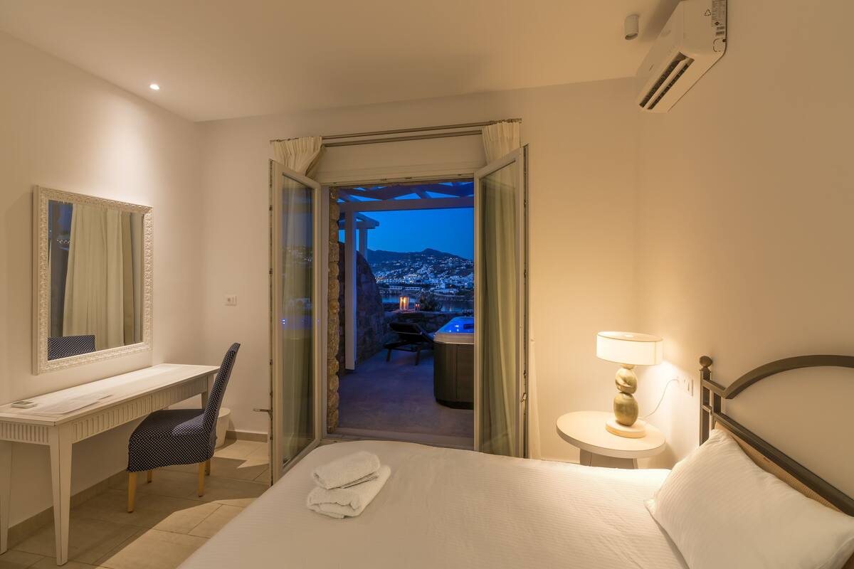 In-room safe, free WiFi, bed sheets