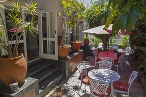 Outdoor dining - Conifer Beach House (Gqeberha (Port Elizabeth))