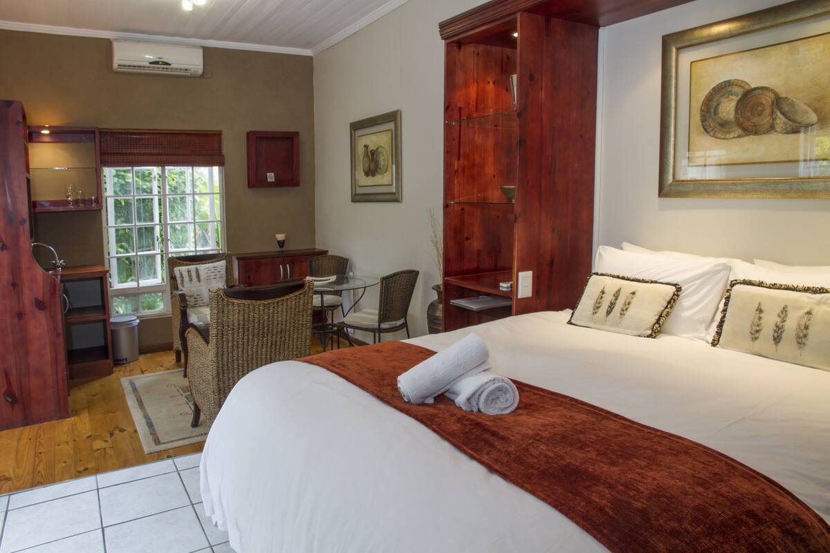 Room 2 luxury Queen | 1 bedroom, Egyptian cotton sheets, premium bedding, pillowtop beds