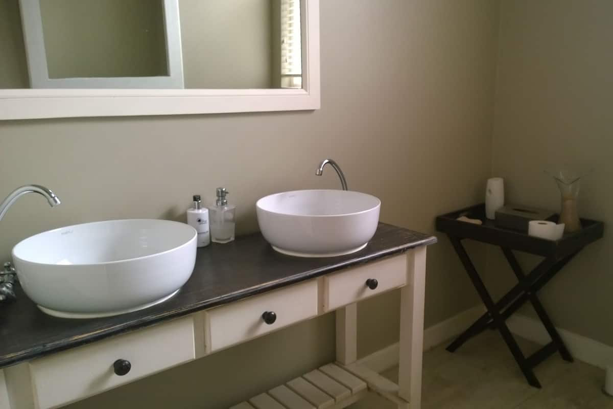 Shower, rainfall showerhead, free toiletries, hair dryer