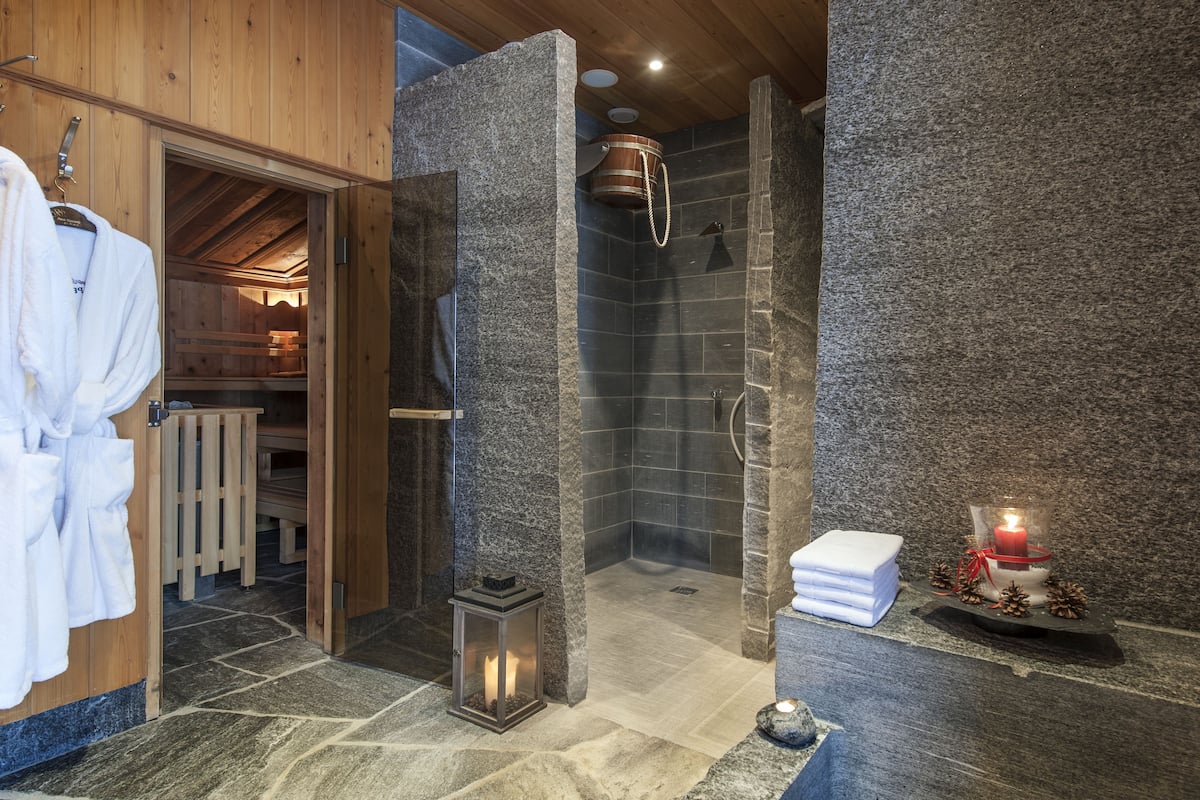 sauna, hot tub, steam room, hot stone massages, sports massages, facials