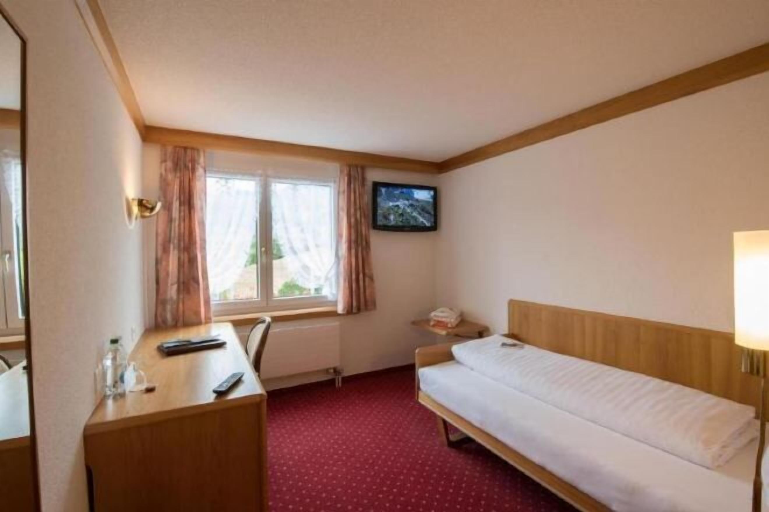 Meja, ruang kerja komputer riba, seterika/papan seterika, Wi-fi percuma 