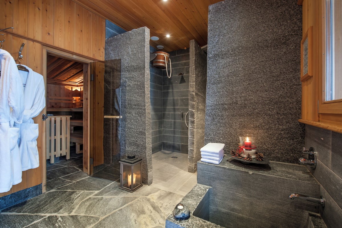 sauna, hot tub, steam room, hot stone massages, sports massages, facials